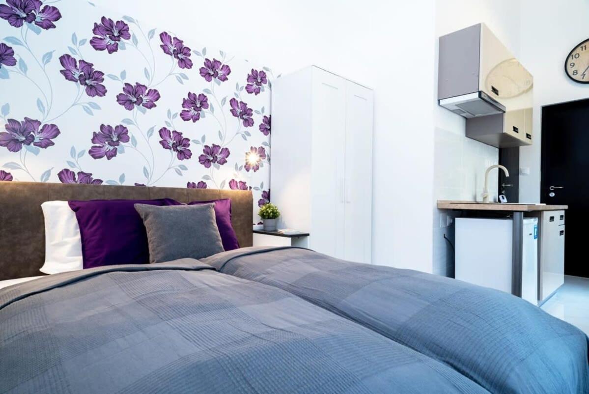 Modern Intimate In The Center